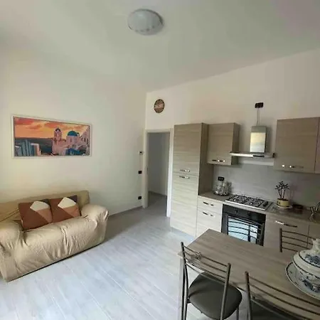 Isola District,famous Area, Space Flat, Lightful,6 Pax Apartment *
